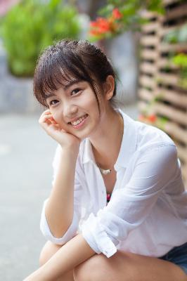 小保姆在厨房做饭